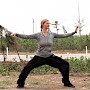 Da innere Energie anstelle von Muskelkraft gesetzt wird, ist Taijiquan von jung und alt, Mann und Frau, klein und groß gleichermaßen erfolgreich ausübbar.