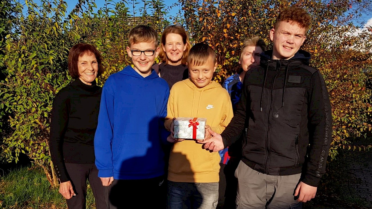 hinten v.l. Frau Melius , Frau Mayhaus, Frau Schütte. Vorne Luca, Damien und Alex