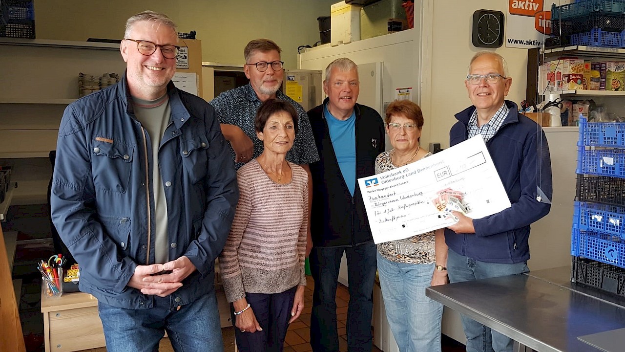 Rainer Wilmsmann links und Ingo Dittmer rechts   (1.und 2. Vorsitzender vom Bürgerverein Wardenburg) Wolfgang, Doris, Jörg und Erika von der Speisekammer ( Bildmitte v.l.)