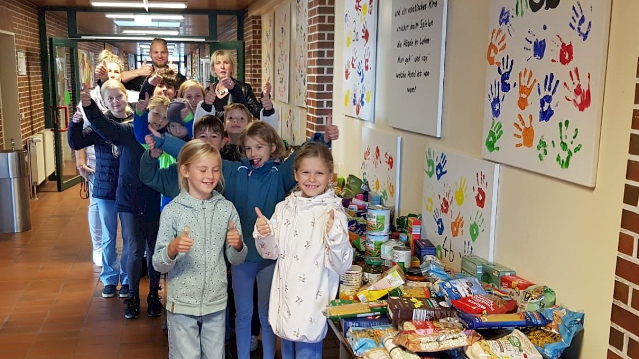 h.v.l. Sekretariat Fr. Bleich, Hausmeister Hr. Kruse, Rektorin Fr. Tillmann-Schreiber mit ihren Schülern