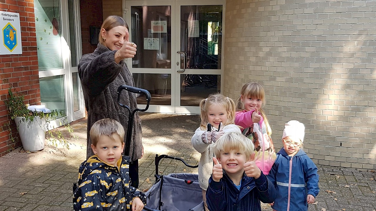 Kita Leiterin mit ihren Schützlingen