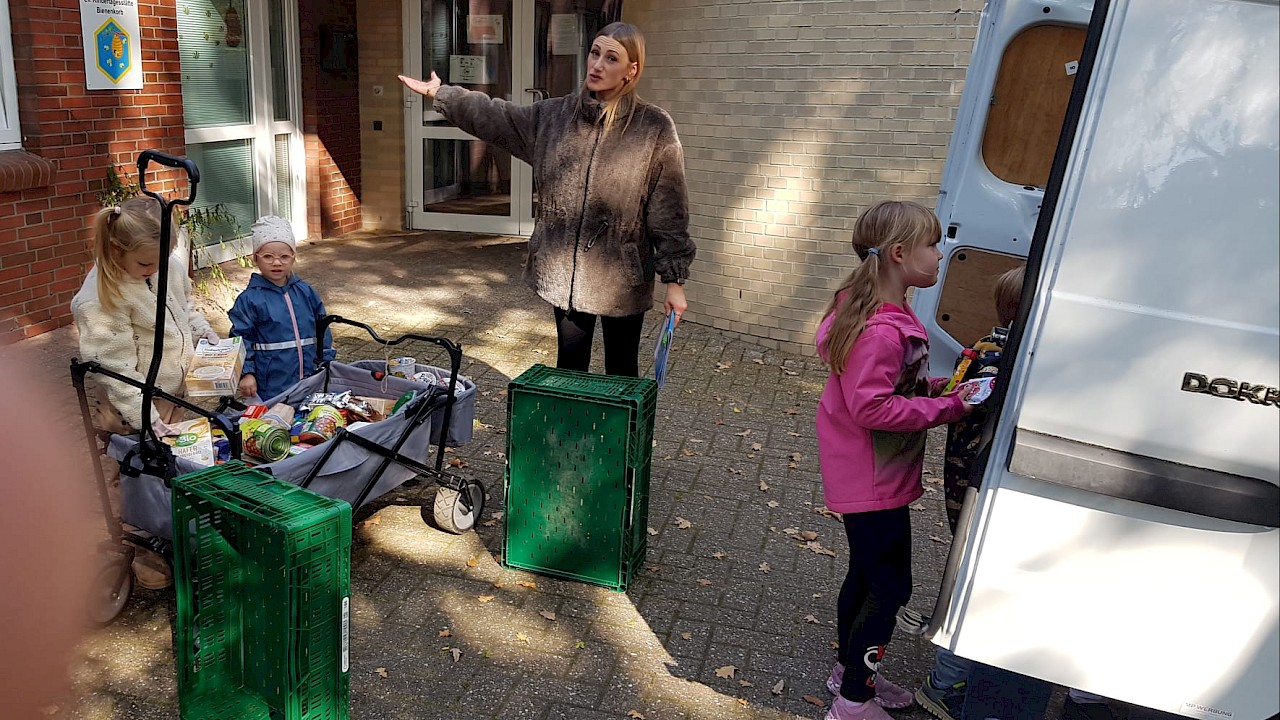 Kita Leiterin mit ihren Schützlingen