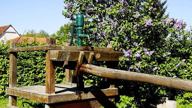 Wasser ist immer eine Attraktion für die Kleinen