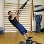 ... ist eine sportliche Trainingsmethode, bei der mit einem Seil- und Schlingensystem trainiert wird